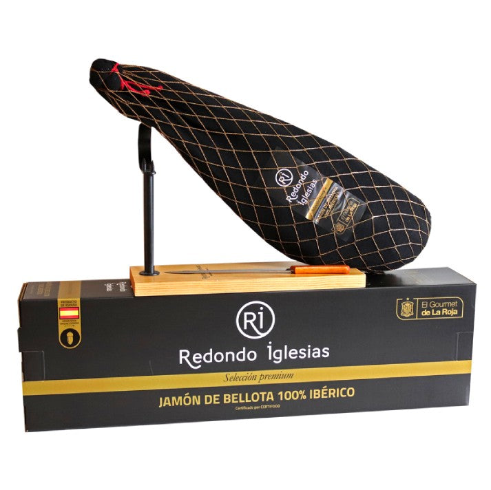 Discover the Set with Ham Stand & Iberian 50% Shoulder, featuring authentic Spanish ham. Perfect for slicing Iberian 50% acorn-fed shoulder, this kit combines tradition and flavor. Ideal for tapas, Spanish cuisine, and gourmet occasions. Order your jamón ibérico set today!