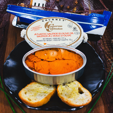 Text (variado, no repetitivo)  Preserved Spanish salmon prepared as gourmet canned seafood
